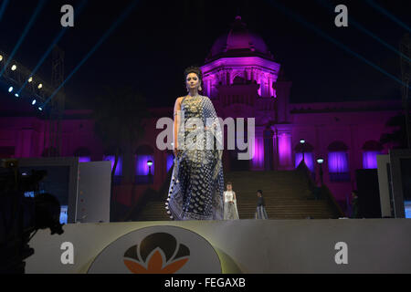 Dhaka, Bangladesh. 07Th Feb 2016. Modèles de rampe du Bangladesh sur le tissu de mousseline au fashion show Ahsan Manzil à Dhaka, au Bangladesh. Le 06 février, 2016 Tissu de mousseline fashion show tenu à Ahsan Manzil à Dhaka organisé par en collaboration avec Aarong Drik et Musée national du Bangladesh à la suite du Festival de mousseline au Bangladesh. Mamunur Rashid/crédit : Alamy Live News Banque D'Images