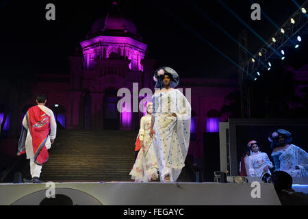 Dhaka, Bangladesh. 07Th Feb 2016. Modèles de rampe du Bangladesh sur le tissu de mousseline au fashion show Ahsan Manzil à Dhaka, au Bangladesh. Le 06 février, 2016 Tissu de mousseline fashion show tenu à Ahsan Manzil à Dhaka organisé par en collaboration avec Aarong Drik et Musée national du Bangladesh à la suite du Festival de mousseline au Bangladesh. Mamunur Rashid/crédit : Alamy Live News Banque D'Images