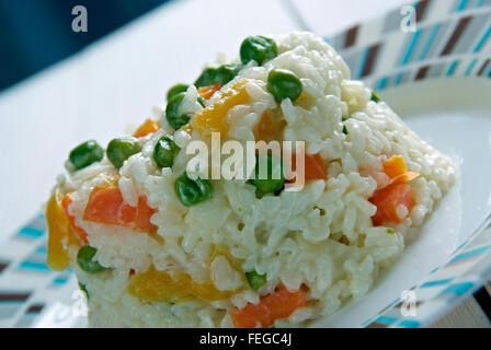 Risotto Tricolore - Italien Risotto aux poivrons jaunes, haricots verts et la carotte. Banque D'Images