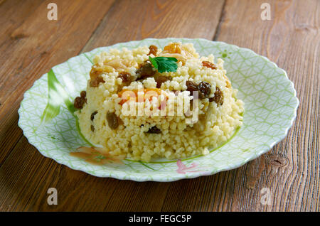 Bil couscous sucré.Zbib dessert algérien avec des baies et fruits Banque D'Images