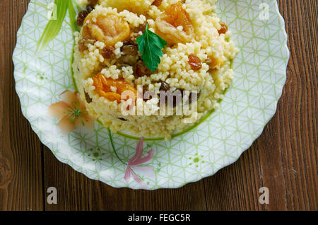 Bil couscous sucré.Zbib dessert algérien avec des baies et fruits Banque D'Images