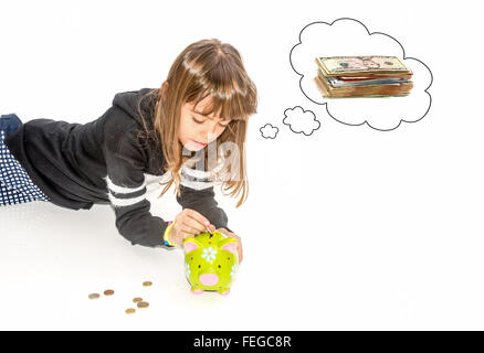 Petite fille d'économiser de l'argent dans la tirelire Banque D'Images