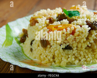 Bil couscous sucré.Zbib dessert algérien avec des baies et fruits Banque D'Images