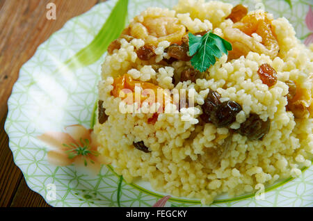 Bil couscous sucré.Zbib dessert algérien avec des baies et fruits Banque D'Images