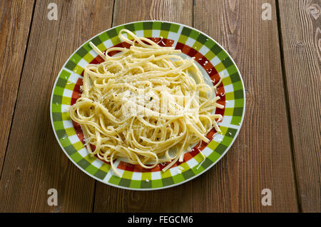 Belrom e pepe. Plat de pâtes romain.le fromage et le poivre dans plusieurs langues Italien.n'incluent que le poivre noir, le Pecorino Romano Banque D'Images