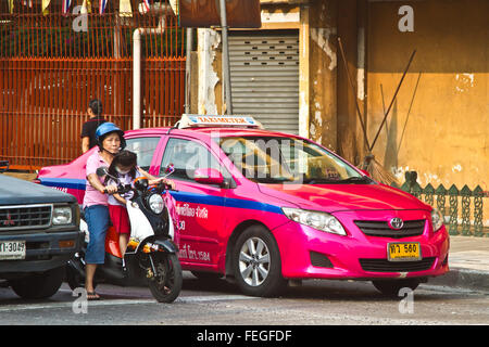 Motos dans les rues de la ville de Bangkok en Thaïlande Banque D'Images