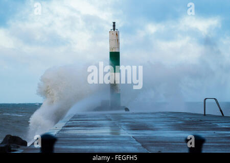 Aberystwyth, Pays de Galles, Royaume-Uni. 7 Février, 2016. Une mer à marée haute, avec des coups de vent, à faire des vagues énormes d'arrimer le promenade et de défense de la mer à Aberystwyth, sur la côte ouest du pays de Galles le jaune des avertissements météo pour le vent et la pluie sont en place pour une grande partie de l'Ecosse aujourd'hui, et d'ambre les avertissements d'inondations et de très grandes vagues ont été émis pour les côtes du sud de l'Angleterre et au Pays de Galles pour demain (lundi 08 février) Crédit photo : Keith Morris / Alamy Live News Banque D'Images