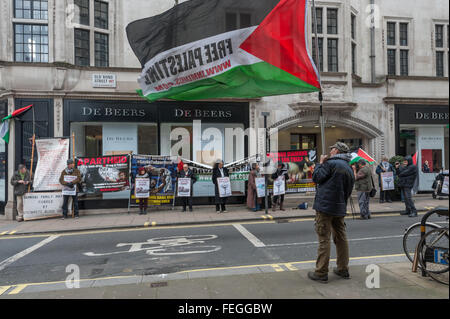 Londres, Royaume-Uni. 6 Février, 2016. Les manifestants de Inminds.com en dehors de négociants en diamants, y compris De Beers et Tiffanys près de St Valentines Day encourage les gens à ne pas acheter de bagues de ces boutiques vendent à l'aide de diamants provenant d'Israël's Steinmetz Diamonds Group. Ils disent Steinmetz prend en charge l'armée israélienne de la Brigade Givati accusés de crimes de guerre à Gaza, y compris le massacre de 29 membres de la famille Samouni en 2009. Peter Marshall/Alamy Live News Banque D'Images