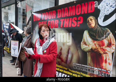 Londres, Royaume-Uni. 6 Février, 2016. Les manifestants de Inminds.com en dehors de négociants en diamants, y compris De Beers et Tiffanys près de St Valentines Day encourage les gens à ne pas acheter de bagues de ces boutiques vendent à l'aide de diamants provenant d'Israël's Steinmetz Diamonds Group. Ils disent Steinmetz prend en charge l'armée israélienne de la Brigade Givati accusés de crimes de guerre à Gaza, y compris le massacre de 29 membres de la famille Samouni en 2009. Peter Marshall/Alamy Live News Banque D'Images