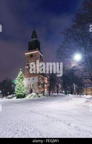 Près de l'arbre de Noël dans la Cathédrale de Turku en Finlande, Scandinavie Banque D'Images