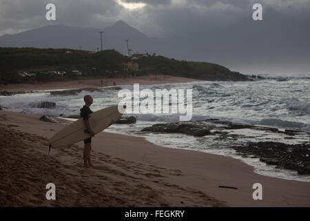 Un internaute est en attente sur la plage de l'île de Hookipa sur Maui, Hawaii (USA) Banque D'Images