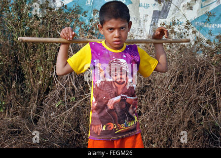 Sylhet, Bangladesh. 08Th Feb 2016. Un garçon qui travaille pour un vivant à Jaflong à l'appareil photo. Les jeunes garçons travaillent habituellement à la carrière de pierres ou tout autre oeuvres disponibles pour soutenir leur vie de Sylhet. © Md. Akhlas Uddin/Pacific Press/Alamy Live News Banque D'Images