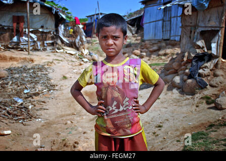 Sylhet, Bangladesh. 08Th Feb 2016. Un garçon qui travaille pour un vivant à Jaflong à l'appareil photo. Les jeunes garçons travaillent habituellement à la carrière de pierres ou tout autre oeuvres disponibles pour soutenir leur vie de Sylhet. © Md. Akhlas Uddin/Pacific Press/Alamy Live News Banque D'Images