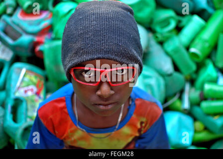 Sylhet, Bangladesh. 29 janvier, 2016. Un garçon qui travaille pour un vivant à Jaflong. Les jeunes garçons travaillent habituellement à la carrière de pierres ou tout autre oeuvres disponibles pour soutenir leur vie de Sylhet. © Md. Akhlas Uddin/Pacific Press/Alamy Live News Banque D'Images