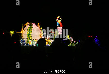 Londres, Royaume-Uni. Feb 6, 2016. Des installations lumineuses sont vues à Chiswick House et jardins pendant la Lanterne Magique Festival à Londres, Angleterre le 6 février 2016. Les lanternes sont ceux de la Chine pour fêter le Nouvel An chinois et l'année du singe. Il y a des centaines de lanternes illuminées géant à l'affiche jusqu'au 6 mars. © Han Yan/Xinhua/Alamy Live News Banque D'Images