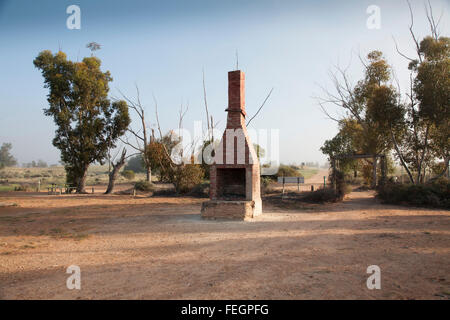 Cheminée en brique la seule partie restante de la zone historique homestead Zanci Mungo National Park Australie Banque D'Images