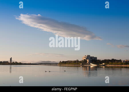 Seul nuage au-dessus de la Haute Cour d'Australie sur les rives du lac Burley Griffin Parkes Australie Canberra ACT Banque D'Images