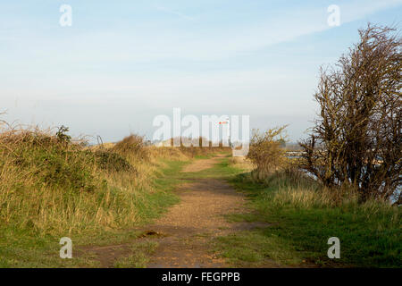 Sentier public menant au nouveau signal ferroviaire le long de la ligne désaffectée Hayling Billy. Banque D'Images