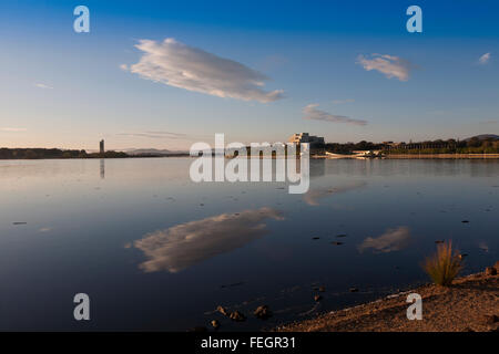 Seul nuage au-dessus de la Haute Cour d'Australie sur les rives du lac Burley Griffin Parkes Australie Canberra ACT Banque D'Images