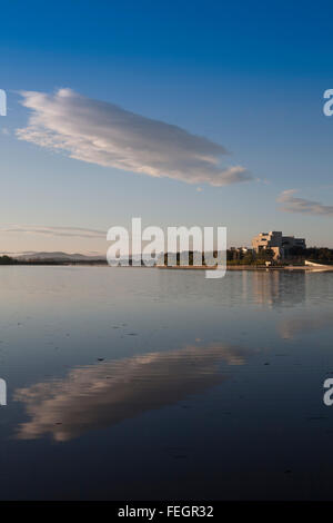 Seul nuage au-dessus de la Haute Cour d'Australie sur les rives du lac Burley Griffin Parkes Australie Canberra ACT Banque D'Images