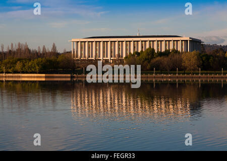 Tôt le matin, vue de la Bibliothèque nationale d'Australie compte dans le lac Burley Griffin Canberra ACT En Australie Banque D'Images