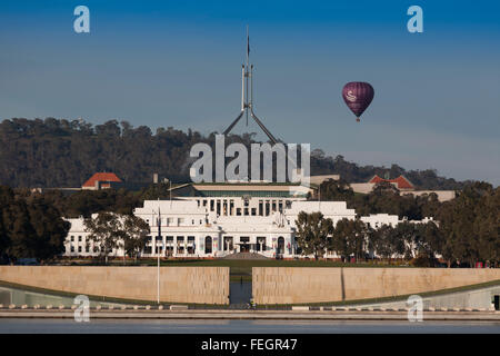 Vol en montgolfière sur le Parlement de l'Australie Canberra ACT maisons Banque D'Images