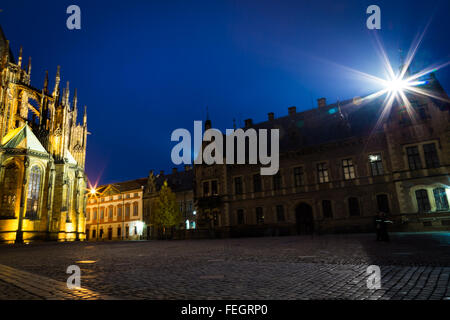 Soleil se couche et la nuit commence à Prague en une journée d'automne Banque D'Images