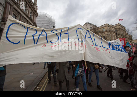 Londres, Royaume-Uni. 6 février 2016. Les médecins se retrouvent pour une scène de mars masqués Waterloo Place à Downing Street pour protester contre les salaires et les conditions. La manifestation vient de l'avant 24 heures d'une grève en raison de commencer le 10 février. copyright Carol Moir/Alamy Live News Banque D'Images