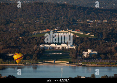 Hot Air Balloon passant au-dessus de la Maison du parlement fédéral sur le Capital Hill Canberra ACT En Australie Banque D'Images