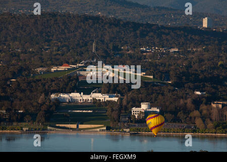 Hot Air Balloon passant au-dessus de la Maison du parlement fédéral sur le Capital Hill Canberra ACT En Australie Banque D'Images