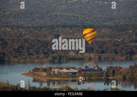 Montgolfière sur le Musée National de l'Australie Australie Canberra ACT Acton Banque D'Images