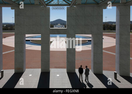 Deux hommes debout à l'entrée de la Maison du Parlement fédéral d'Australie Canberra ACT Banque D'Images