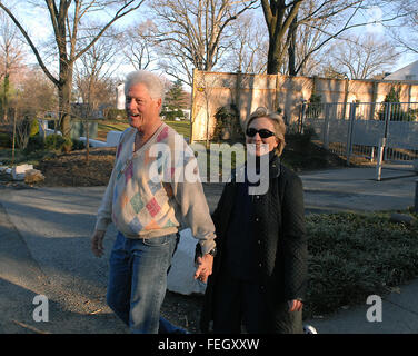 5 mars 2008 - Washington, District de Columbia, États-Unis d'Amérique - Etats-Unis Le sénateur Hillary Rodham Clinton (démocrate de New York), à droite, est souriante après sa première victoire dans l'Ohio, le Rhode Island, et le Texas hier soir après qu'elle et son mari, l'ancien Président des États-Unis Bill Clinton, gauche, retour d'une fin d'après-midi à pied près de leur domicile, à Washington, D.C. le mercredi 5 mars 2008. .Credit : Ron Sachs / CNP. (Crédit Image : © Ron Sachs/CNP via Zuma sur le fil) Banque D'Images