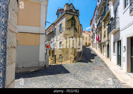 Petite ruelle dans le quartier d'Alfama à Lisbonne, Portugal Banque D'Images