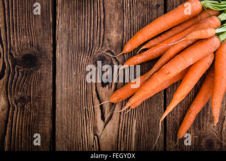 Botte de carottes (close-up shot) sur une vieille table en bois, Banque D'Images