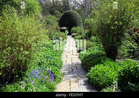 Chemin de jardin dans le parc du Château de Crathes, Aberdeenshire, Scotland, UK Banque D'Images