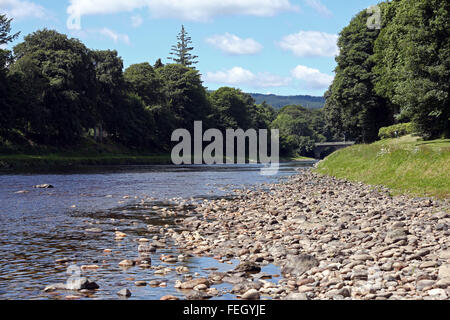 Pierres sur la rive de la rivière Dee, Aberdeenshire, Scotland, UK. Banque D'Images