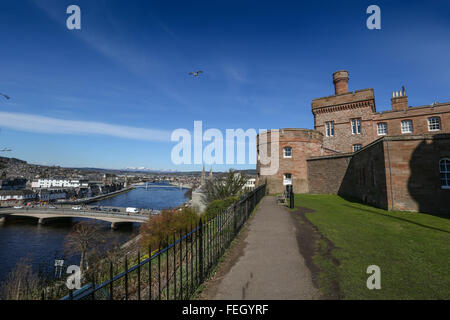 Vue depuis le château d'Inverness dans la ville d'Inverness, dans les Highlands d'Ecosse, Royaume-Uni, montrant la rivière Ness et les montagnes Banque D'Images