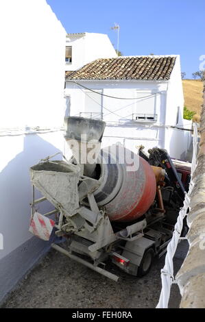 Camion de ciment prêt à naviguer dans les rues étroites de Carcabuey, Cordoue, Andalousie. Espagne Banque D'Images