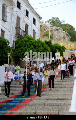 Corpus Christi procession sur des tapis de copeaux de bois colorés posés sur les rues de Carcabuey, province de Cordoue, Andalousie, Sapin Banque D'Images