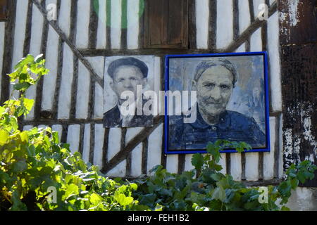 Ville médiévale avec des portraits des habitants de leurs maisons. Mogarraz, Castilla y León. Espagne Banque D'Images