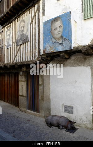 Ville médiévale avec des portraits des habitants de leurs maisons. Mogarraz, Castilla y León. Espagne Banque D'Images