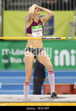 Athlète allemande Ariane Friedrich réagit après son saut en hauteur pendant le Salon International de l'Athlétisme Indoor Réunion (IAAF) à Karlsruhe, Allemagne, 6 février 2016. Friedrich a pris la cinquième place. Photo : Uli Deck/dpa Banque D'Images