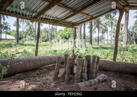 Les effigies de parents décédés lors d'un culte sur le bord d'un village du nord de la Guinée Bissau Banque D'Images