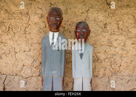 Les effigies de parents décédés à un temple près de leur maison dans un village du nord de la Guinée Bissau Banque D'Images