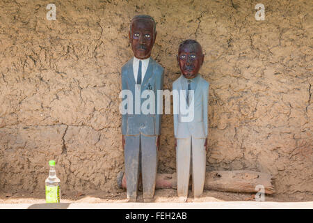 Les effigies de parents décédés à un temple près de leur maison dans un village du nord de la Guinée Bissau avec une offre de local peut Banque D'Images