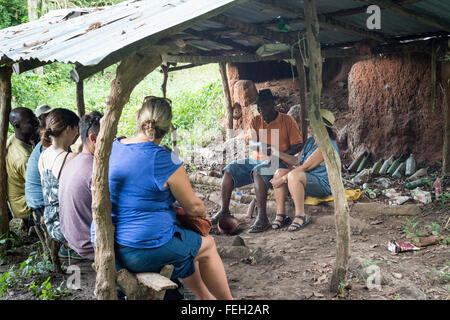 Rencontrez des touristes un roi local un le village de culte dans un village du nord de la Guinée Bissau Banque D'Images