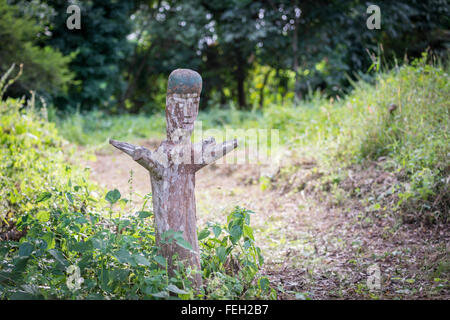 Une effigie en bois garde l'entrée d'un temple dans un village du nord de la Guinée Bissau Banque D'Images