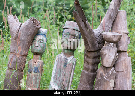 Des effigies en bois garde un culte dans un nord de la Guinée Bissau vilage Banque D'Images