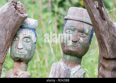 Des effigies en bois garde un culte dans un village du nord de la Guinée Bissau Banque D'Images